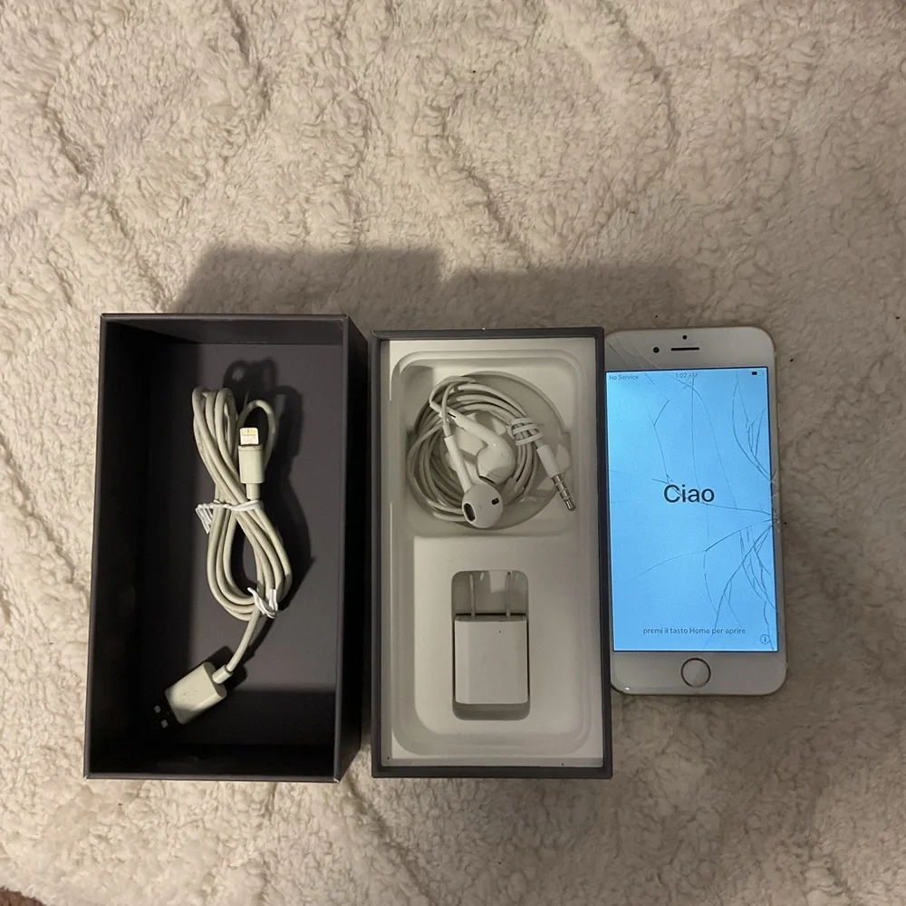 iPhone 6 Smartphone with White front/ Rose gold back 64GB cracked screen